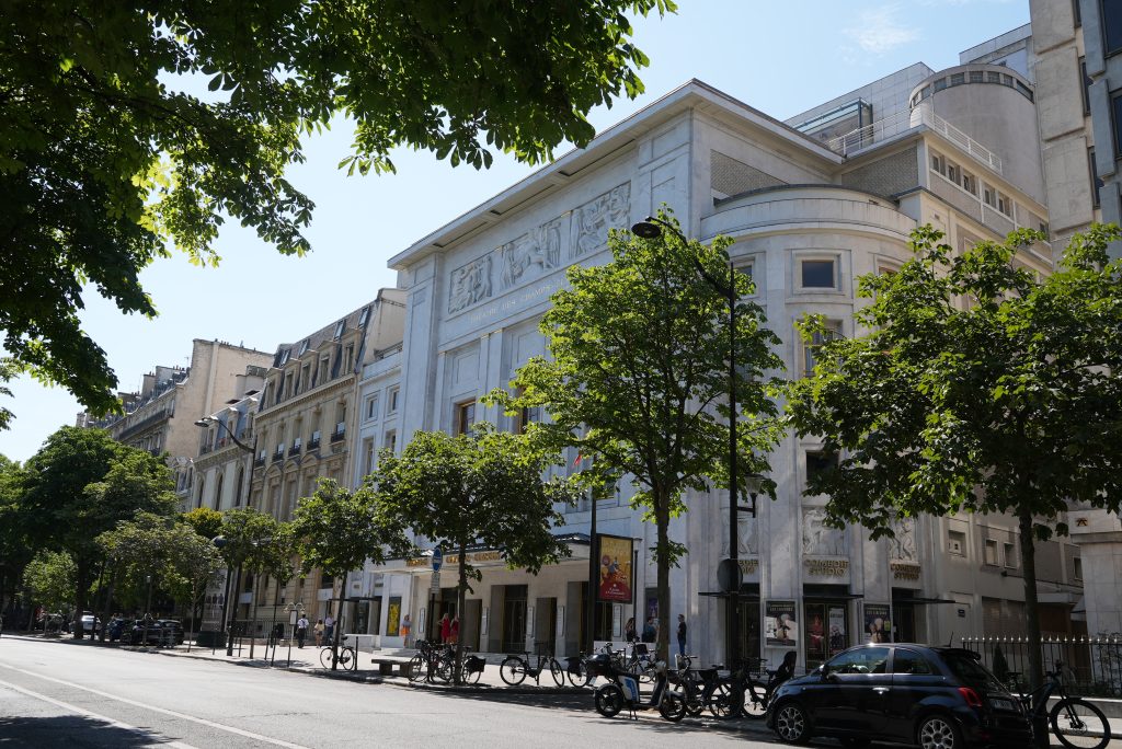 Théâtre des Champs-Élysées vu de la rue